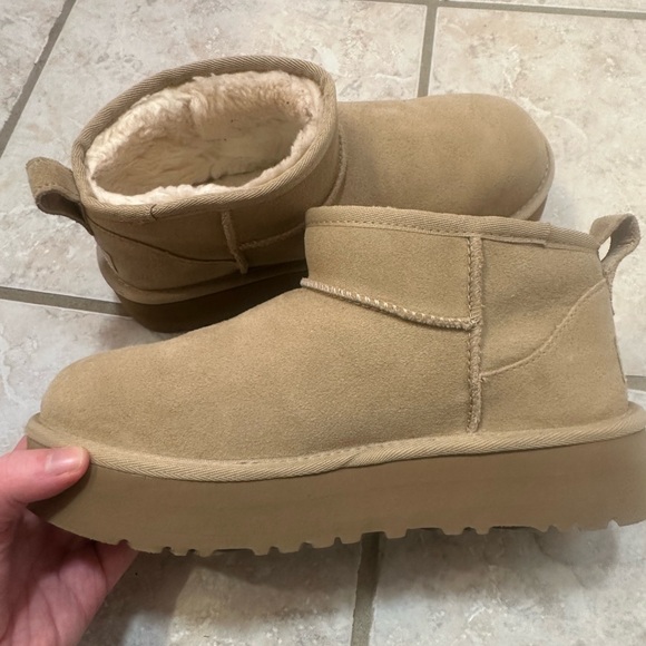 UGG Ultra Mini Platform - Picture 2 of 4
